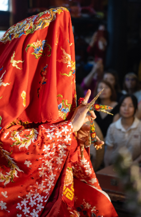 Khách Tây trải nghiệm xem hầu đồng ở Việt Nam